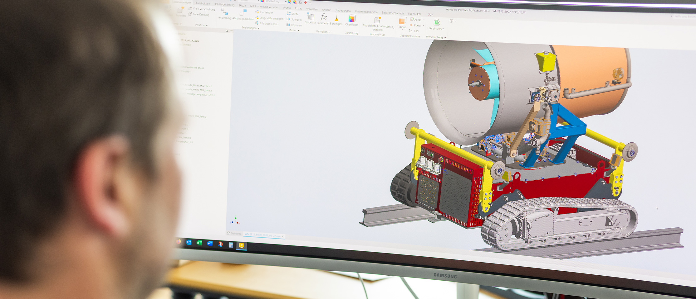 Ein Mitarbeiter von Durot Electric arbeitet in CAD an einem Konzept für einen Elektrischen Raupenlüfter