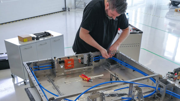 Klaus Pokorny bei der Montage der Unterbodenbatterie